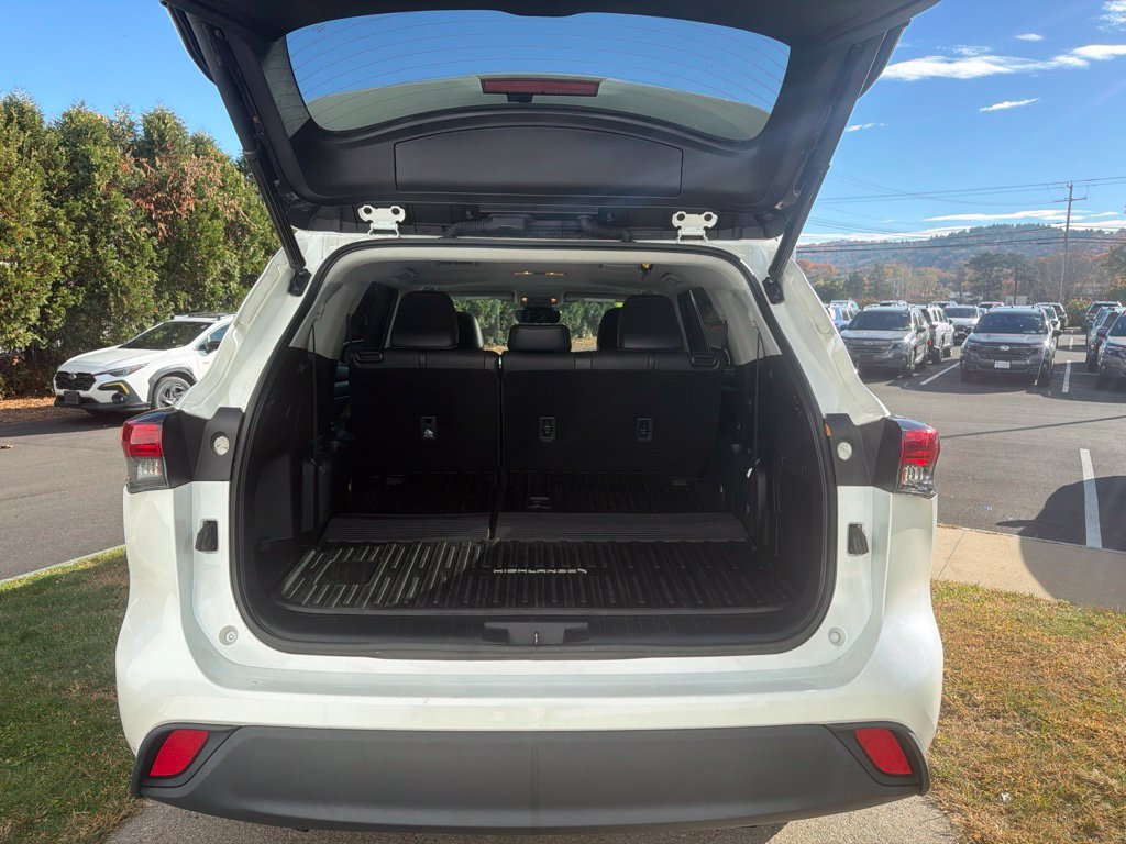 Used 2021 Toyota Highlander XLE AWD/4WD image 23