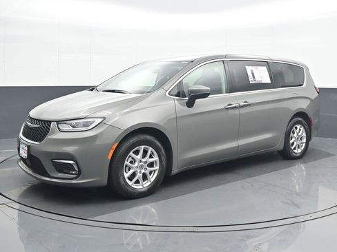Used 2023 Chrysler Pacifica Touring-L image 2