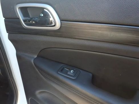 Used 2019 Jeep Grand Cherokee Altitude image 15