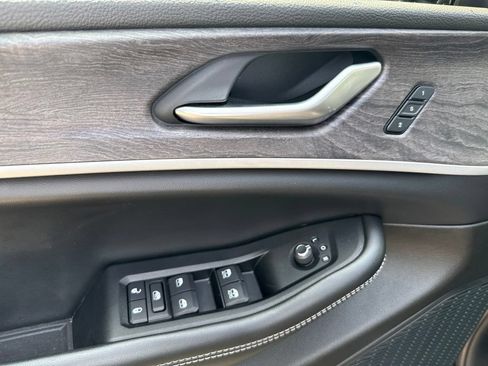Used 2023 Jeep Grand Cherokee Limited w/ Luxury Tech Group II AWD/4WD image 11