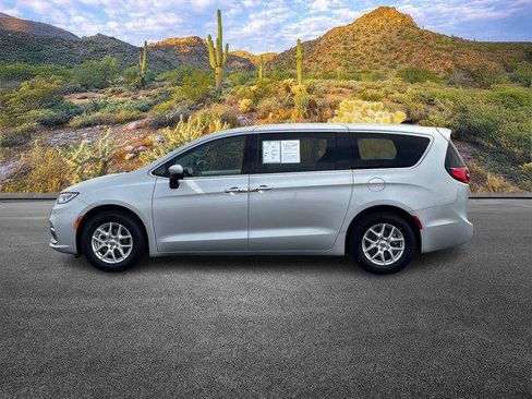Used 2023 Chrysler Pacifica Touring-L FWD image 8