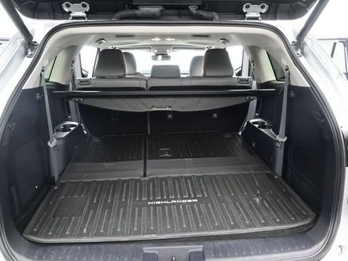 Used 2021 Toyota Highlander Limited FWD image 13