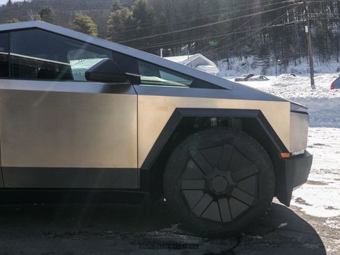 Used 2024 Tesla Cybertruck AWD Crew Cab image 11