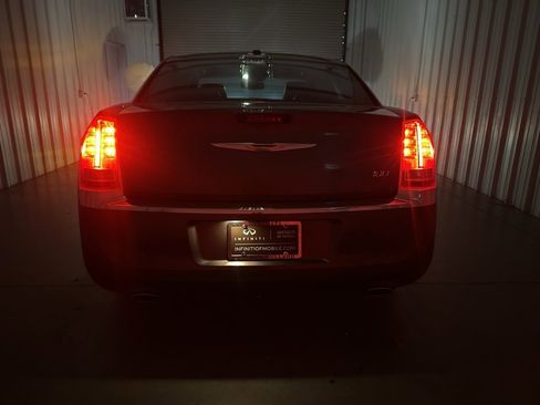 Used 2014 Chrysler 300 image 9