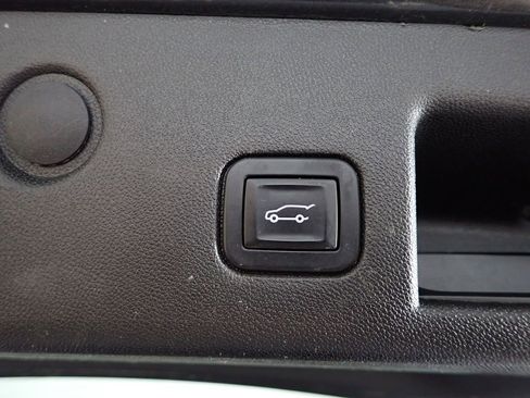 Used 2018 Chevrolet Equinox Premier image 17