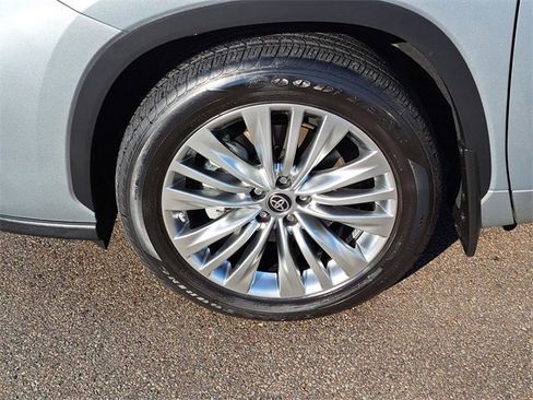 Used 2024 Toyota Highlander Platinum image 9