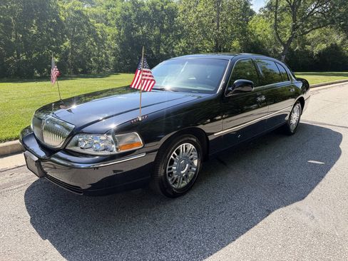 Used 2006 Lincoln Town Car Signature L RWD image 1