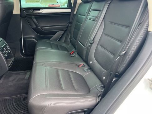 Used 2016 Volkswagen Touareg Sport image 36
