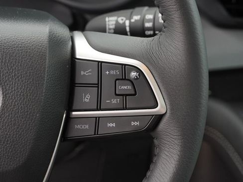 Used 2025 Toyota Sienna XLE FWD image 31
