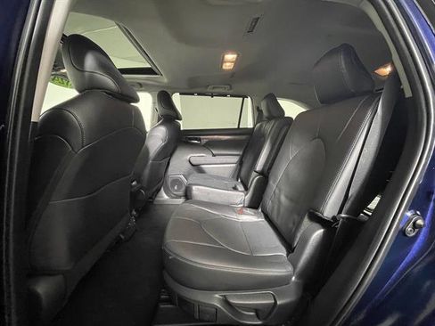 Used 2024 Toyota Highlander Limited image 11