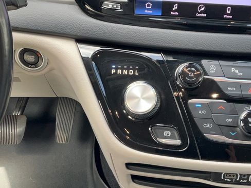 Used 2021 Chrysler Pacifica Touring-L FWD image 23