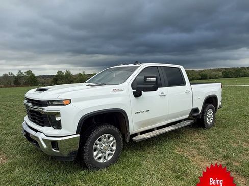 Used 2024 Chevrolet Silverado 2500 LT w/ Convenience Package AWD/4WD image 1