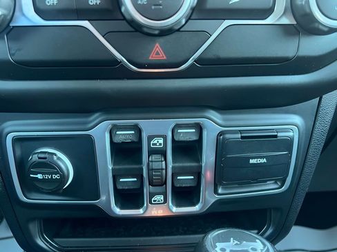 Used 2018 Jeep Wrangler Unlimited Sport S AWD/4WD image 19