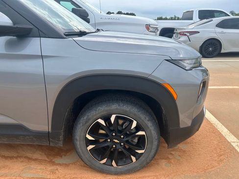 Used 2023 Chevrolet TrailBlazer LT w/ Convenience Package AWD/4WD image 2