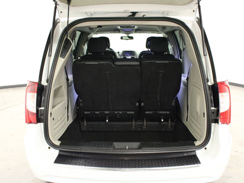 Used 2014 Chrysler Town & Country Touring image 12