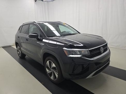 Used 2024 Volkswagen Taos SE w/ Panoramic Sunroof Package AWD/4WD image 3