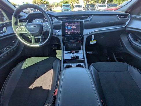 New 2025 Jeep Grand Cherokee Altitude image 14