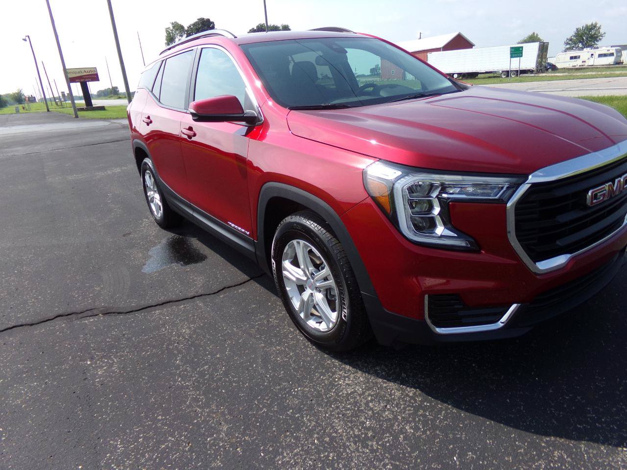Used 2024 GMC Terrain SLE w/ Driver Convenience Package FWD image 2