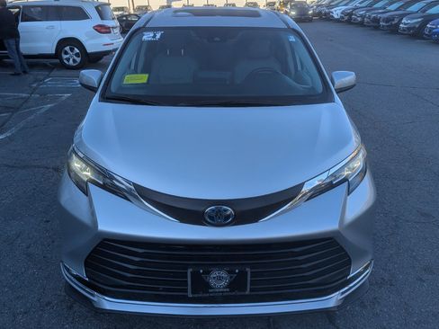 Used 2021 Toyota Sienna XLE image 3