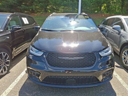 Used 2025 Chrysler Pacifica Limited FWD image 2
