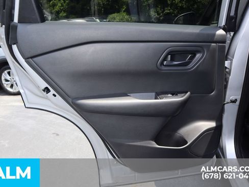 Used 2024 Nissan Rogue S FWD image 18