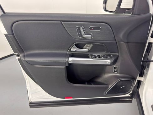 Used 2020 Mercedes-Benz GLB 250 4MATIC w/ Premium Package image 43