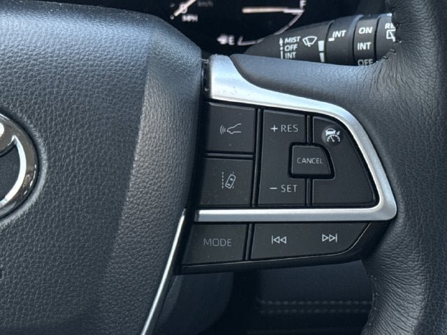 Certified 2025 Toyota Sienna XLE FWD image 15