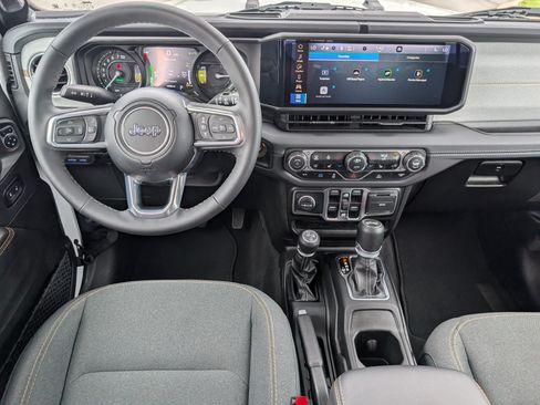 Used 2025 Jeep Wrangler Unlimited Sahara AWD/4WD image 12