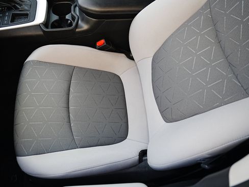 Used 2021 Toyota RAV4 XLE image 9