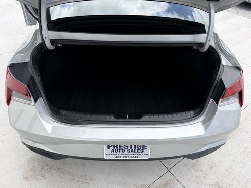 Used 2021 Hyundai Elantra SE FWD image 7