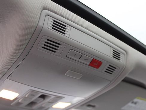 Used 2019 Volkswagen Jetta SEL Premium image 30