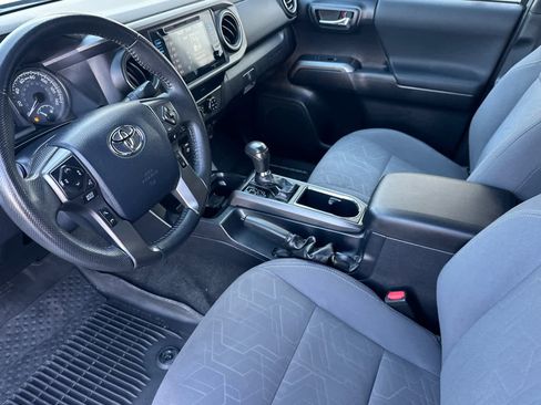 Used 2019 Toyota Tacoma TRD Sport image 11