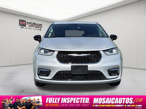 Used 2024 Chrysler Pacifica Touring-L FWD image 2