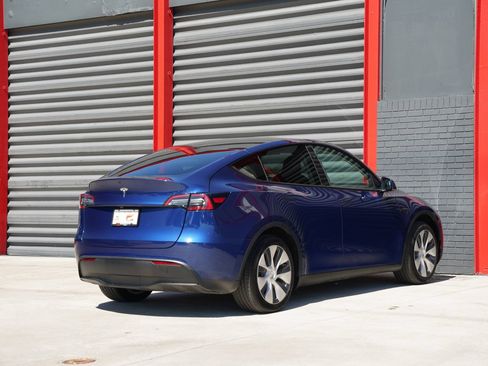 Used 2023 Tesla Model Y 2WD image 11