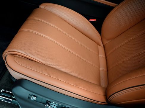 Certified 2025 Bentley Bentayga Extended Wheelbase image 29
