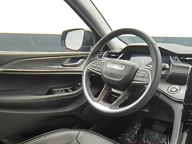 Used 2023 Jeep Grand Cherokee Limited w/ Black Appearance Package AWD/4WD image 25