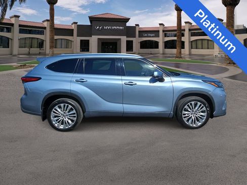 Used 2023 Toyota Highlander Platinum FWD image 9