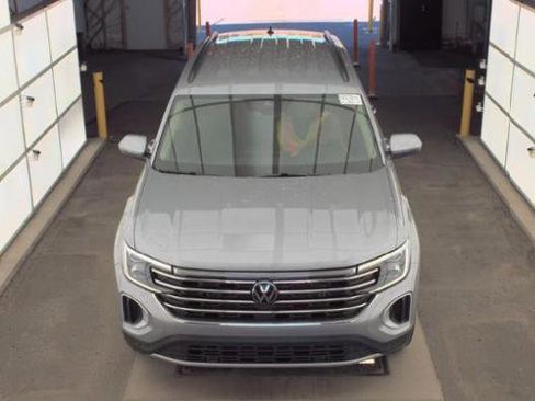 Used 2025 Volkswagen Atlas SE image 2
