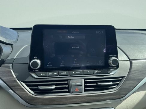Used 2025 Nissan Altima 2.5 SV FWD image 18