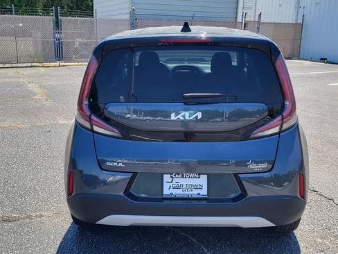 Used 2023 Kia Soul LX w/ LX Technology Package FWD image 3