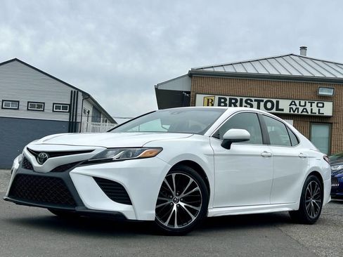 Used 2018 Toyota Camry SE FWD image 2