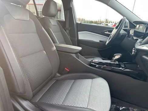 Used 2025 Chevrolet Trax LT w/ LT Convenience Package image 17