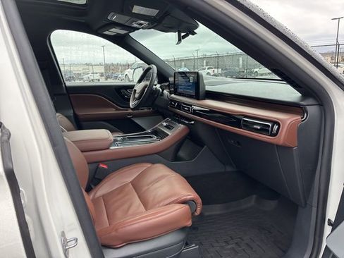 Certified 2025 Lincoln Aviator Reserve w/ Luxury Package image 8