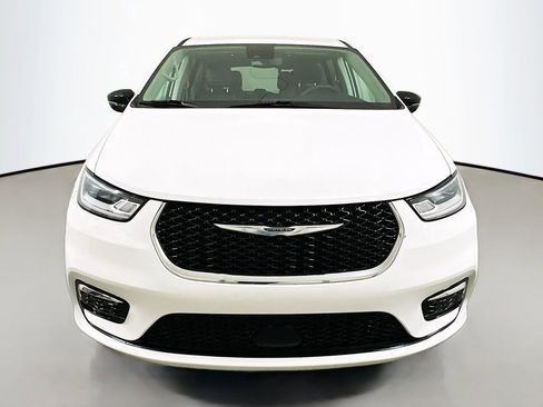 Used 2024 Chrysler Pacifica Touring-L image 2