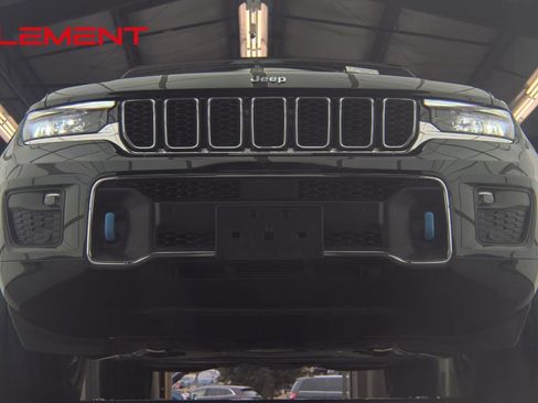 Used 2023 Jeep Grand Cherokee Overland image 2