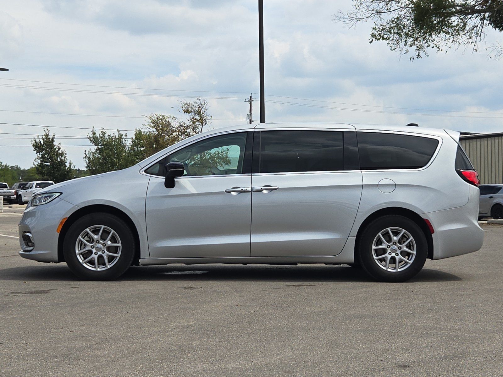 Used 2024 Chrysler Pacifica Touring-L FWD image 2