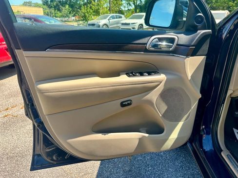 Used 2017 Jeep Grand Cherokee Limited AWD/4WD image 11