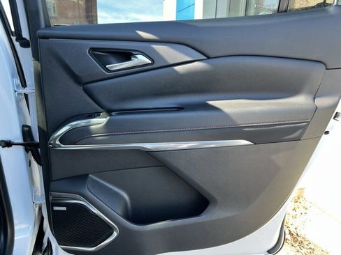 Used 2025 Chevrolet Traverse RS image 33