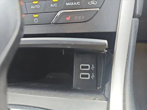 Used 2018 Ford Edge SEL image 17