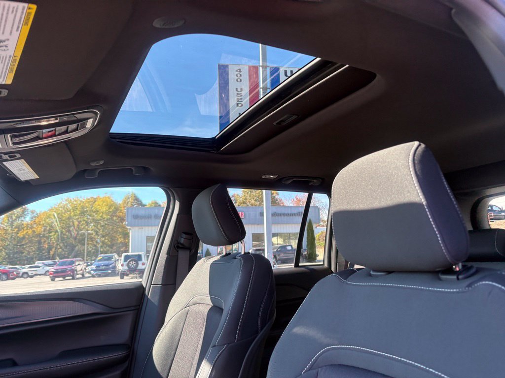 Used 2025 Jeep Grand Cherokee Laredo X w/ Luxury Tech Group I AWD/4WD image 9